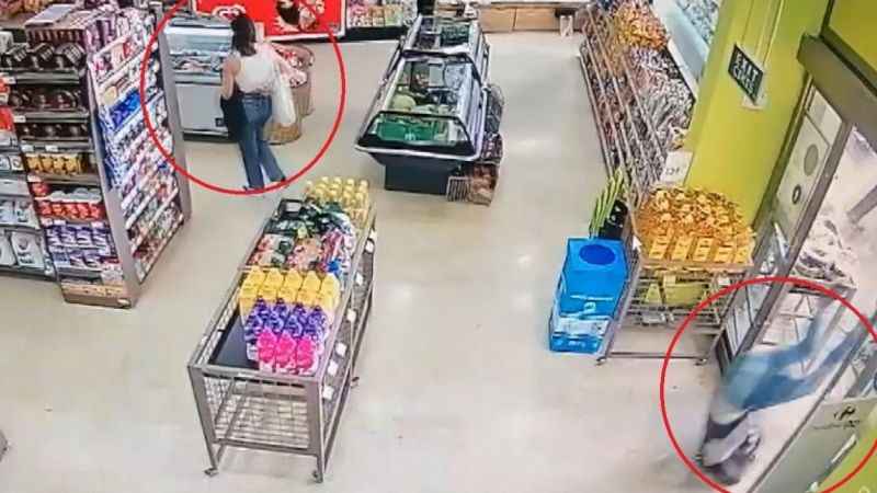 Motosiklet alışveriş merkezine daldı