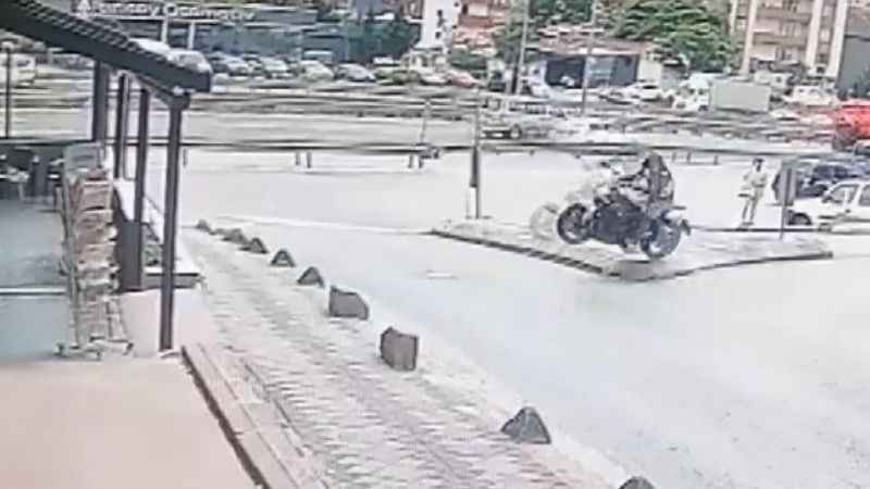 Motosiklet alışveriş merkezine daldı