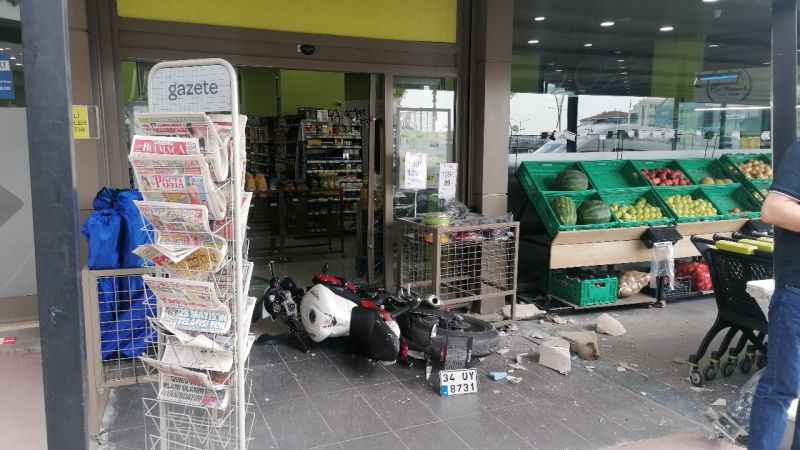 Motosiklet alışveriş merkezine daldı