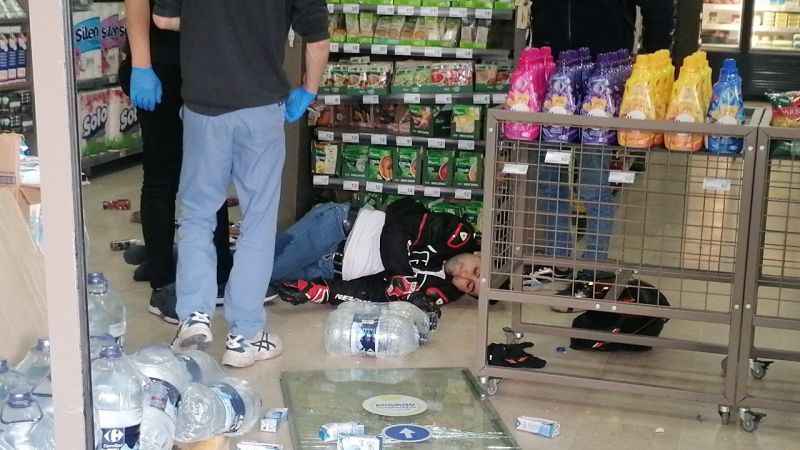 Motosiklet alışveriş merkezine daldı