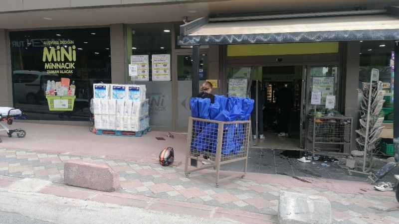 Motosiklet alışveriş merkezine daldı