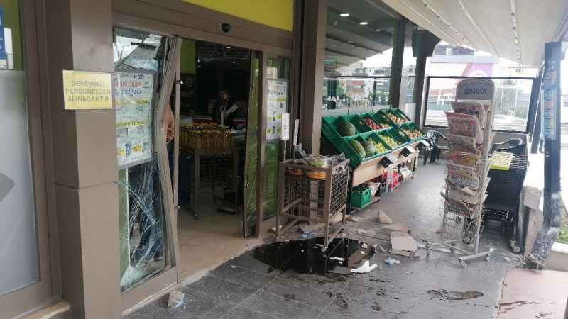 Motosiklet alışveriş merkezine daldı