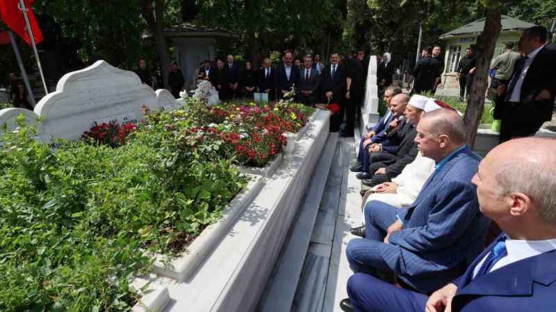 Cumhurbaşkanı Erdoğan, Erbakan’ın kabrini ziyaret etti