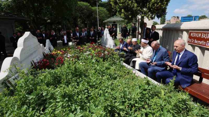 Cumhurbaşkanı Erdoğan, Erbakan’ın kabrini ziyaret etti
