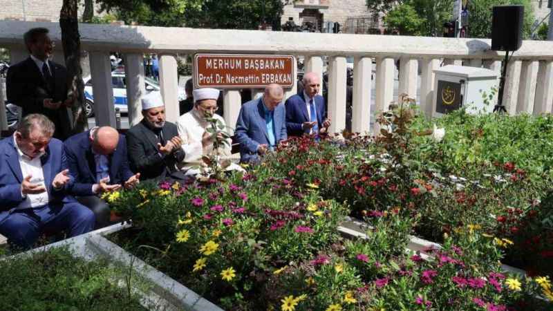 Cumhurbaşkanı Erdoğan, Erbakan’ın kabrini ziyaret etti