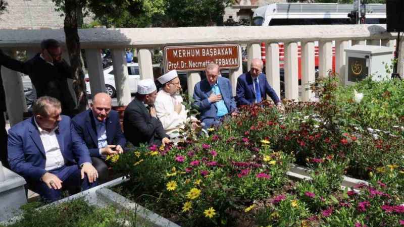 Cumhurbaşkanı Erdoğan, Erbakan’ın kabrini ziyaret etti