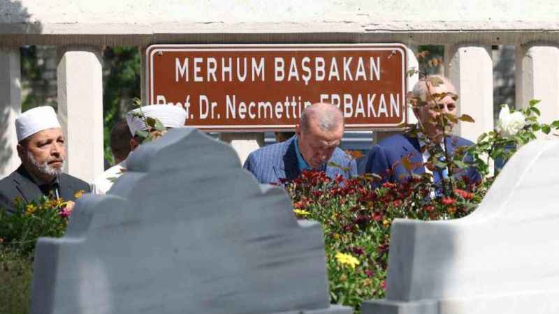 Cumhurbaşkanı Erdoğan, Erbakan’ın kabrini ziyaret etti