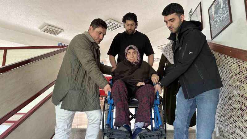 Şehit eşi tekerlekli sandalye ile sandık başına taşındı