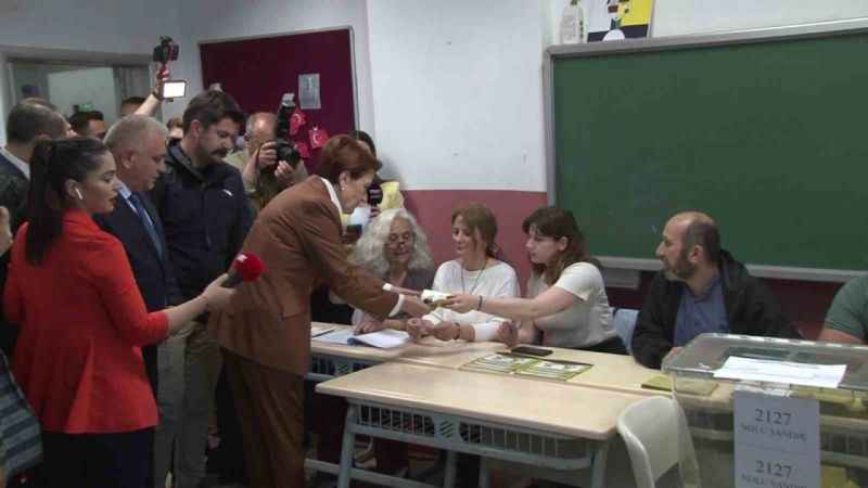 İYİ Parti Genel Başkanı Akşener, oyunu Üsküdar’da kullandı