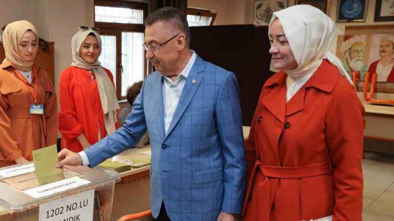Cumhurbaşkanı Yardımcısı Fuat Oktay Ankara’da oy kullandı