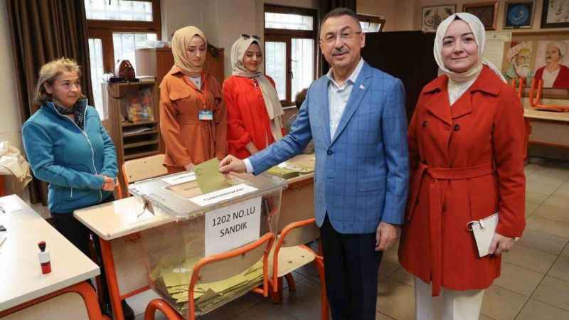Cumhurbaşkanı Yardımcısı Fuat Oktay Ankara’da oy kullandı