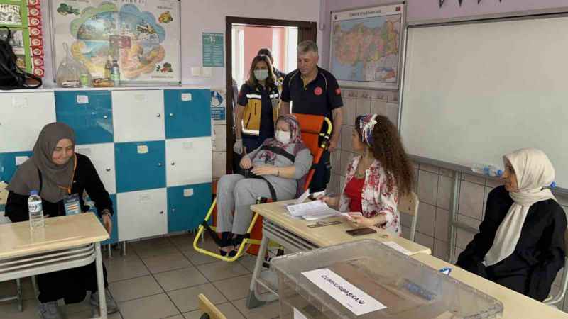 Tedavi gördüğü hastaneden ambulansla oy kullanmaya geldi