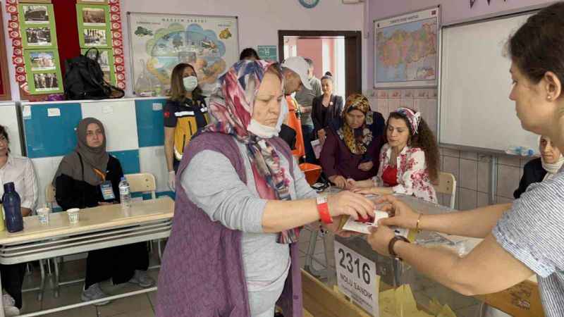 Tedavi gördüğü hastaneden ambulansla oy kullanmaya geldi