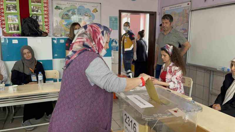 Tedavi gördüğü hastaneden ambulansla oy kullanmaya geldi