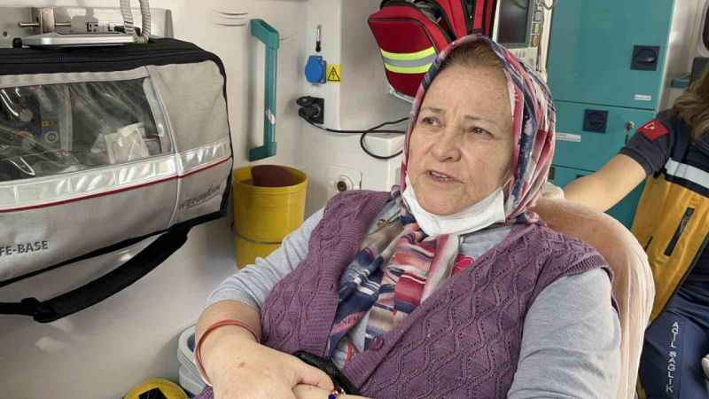 Tedavi gördüğü hastaneden ambulansla oy kullanmaya geldi