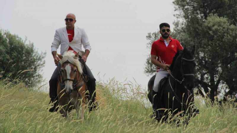 Atlarına binip oy kullanmaya gittiler