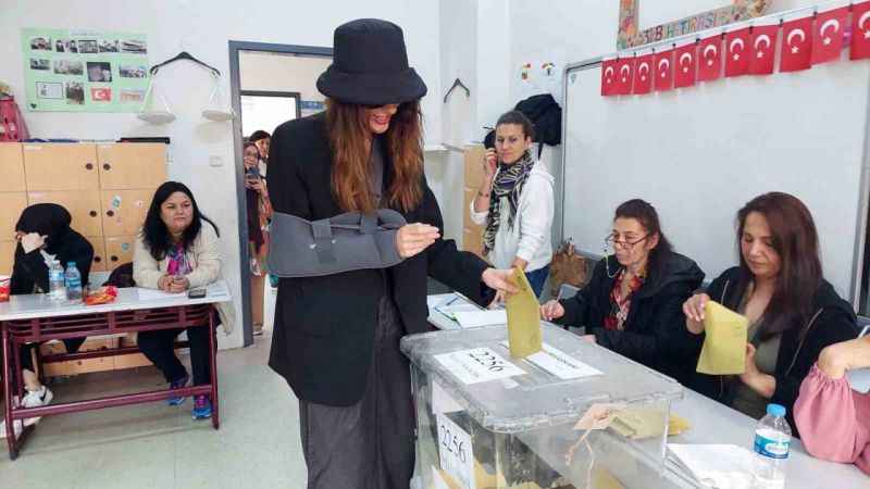 Kolundaki sargıyla gelip oyunu kullandı