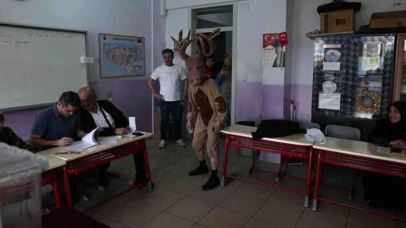 Geyik kostümüyle oy kullanmaya geldi