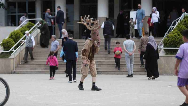 Geyik kostümüyle oy kullanmaya geldi