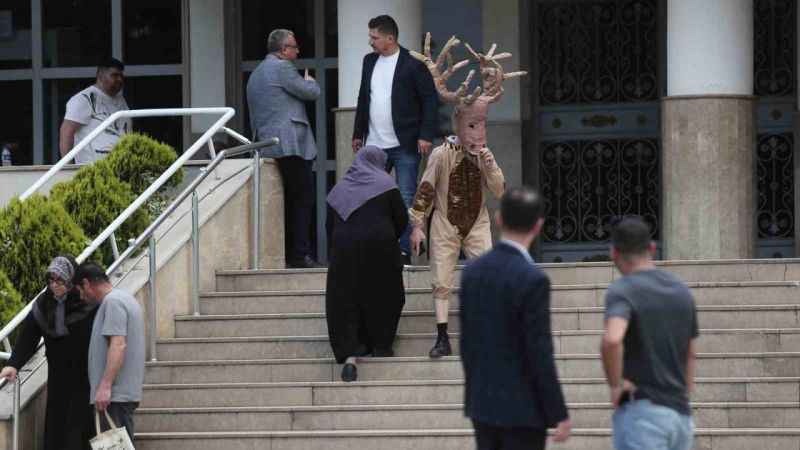 Geyik kostümüyle oy kullanmaya geldi