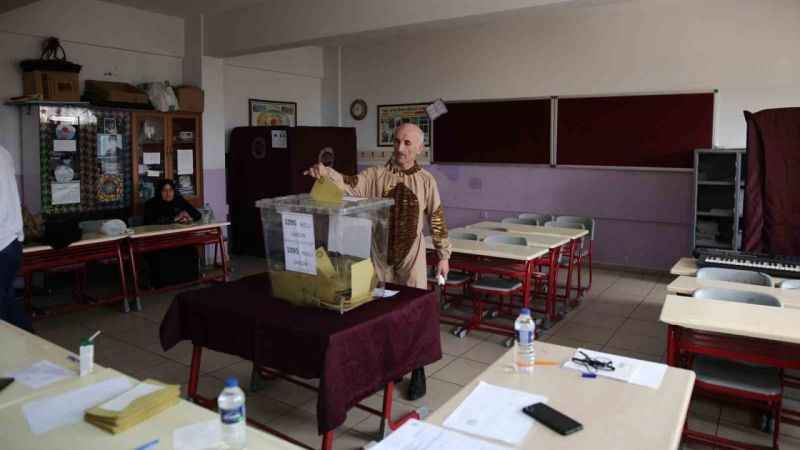 Geyik kostümüyle oy kullanmaya geldi