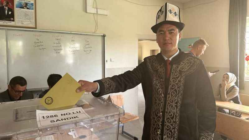 Kırgız Türkleri seçimde yöresel kıyafetleriyle sandık başına gitti