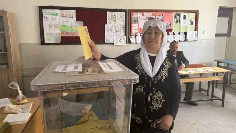 Kırgız Türkleri seçimde yöresel kıyafetleriyle sandık başına gitti