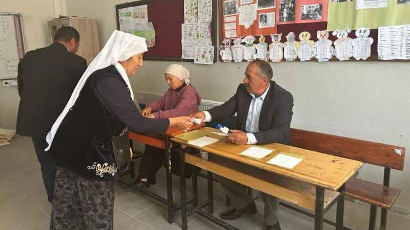 Kırgız Türkleri seçimde yöresel kıyafetleriyle sandık başına gitti