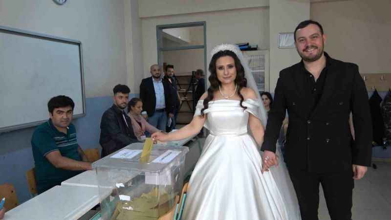 Düğünlerini yarıda kesip oy kullanmaya gittiler