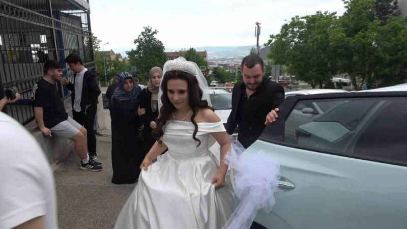 Düğünlerini yarıda kesip oy kullanmaya gittiler