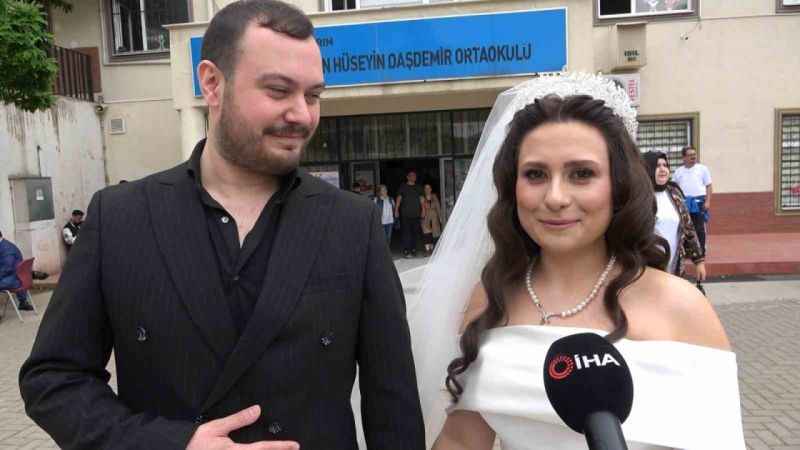 Düğünlerini yarıda kesip oy kullanmaya gittiler