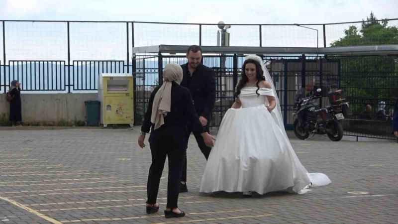 Düğünlerini yarıda kesip oy kullanmaya gittiler