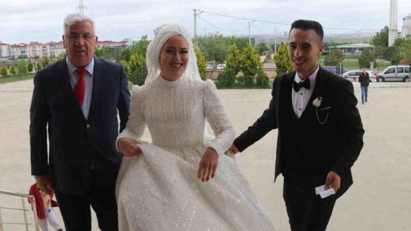 Önce sandığa sonra düğüne gittiler Önce sandığa sonra düğüne gittiler