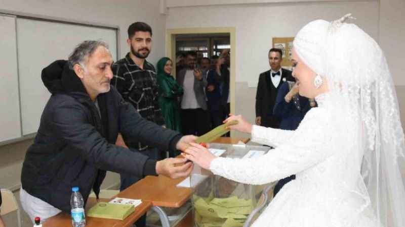 Önce sandığa sonra düğüne gittiler Önce sandığa sonra düğüne gittiler