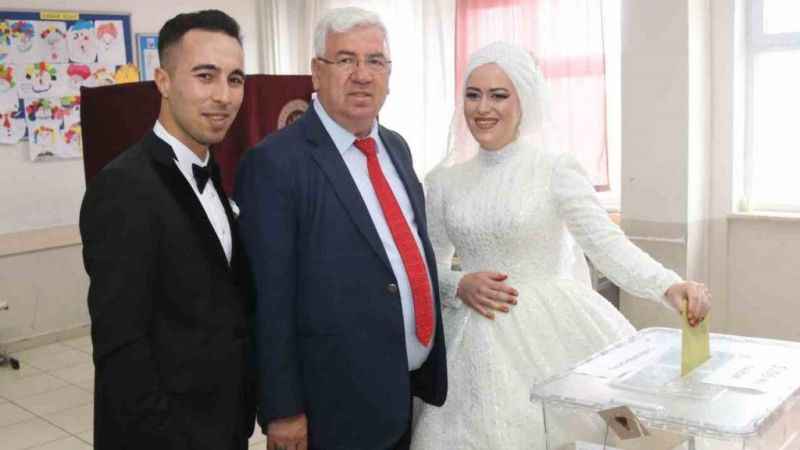 Önce sandığa sonra düğüne gittiler Önce sandığa sonra düğüne gittiler