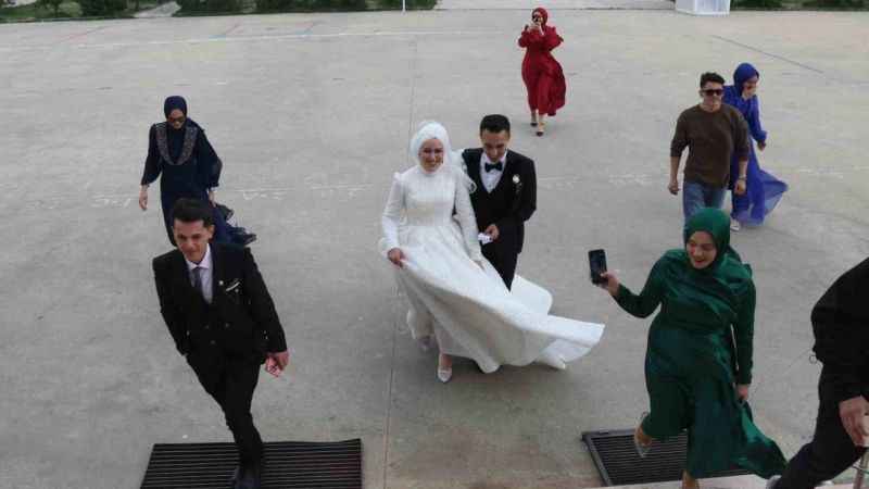 Önce sandığa sonra düğüne gittiler