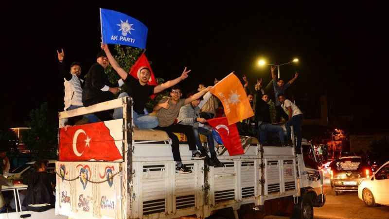 Deprem bölgesinde halk zafer kutlaması yaptı