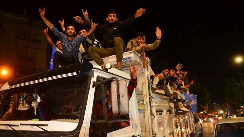 Deprem bölgesinde halk zafer kutlaması yaptı