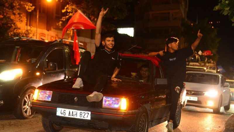 Deprem bölgesinde halk zafer kutlaması yaptı