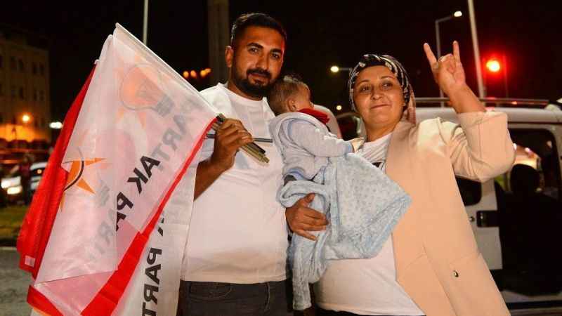 Deprem bölgesinde halk zafer kutlaması yaptı