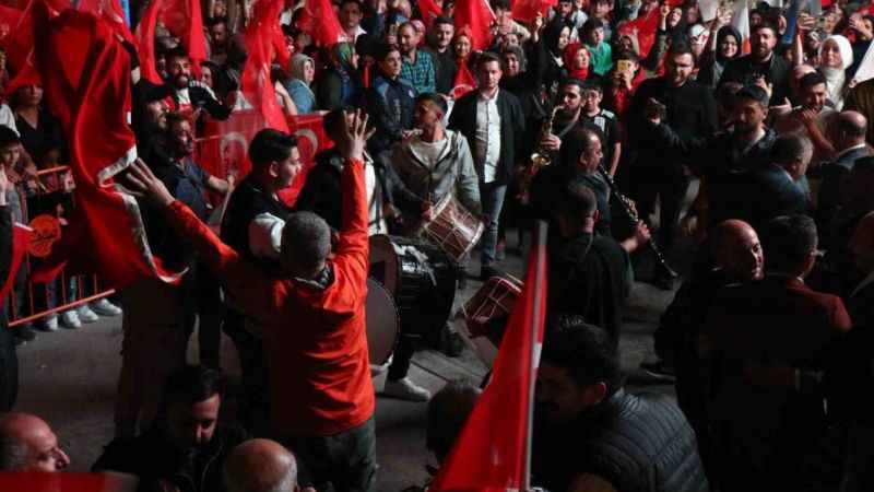 Sakarya'da seçim coşkusu sokaklara sığmadı