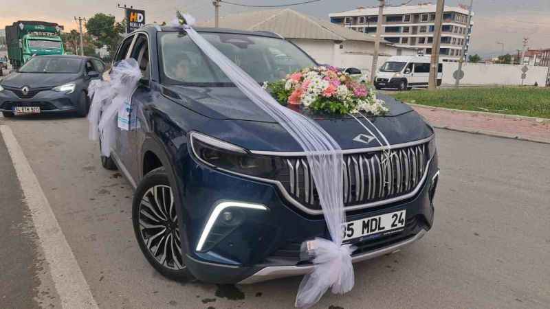 TOGG İzmir’de gelin arabası olarak kullanıldı