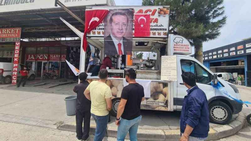 Denizli'de esnaf Cumhurbaşkanın seçim zaferini lokma döktürerek kutladı