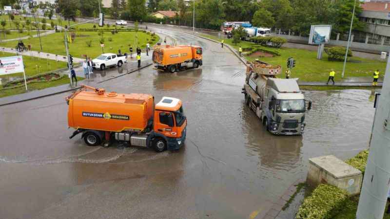 Başkent’i sel vurdu: Vatandaşlar araçların üzerinde mahsur kaldı