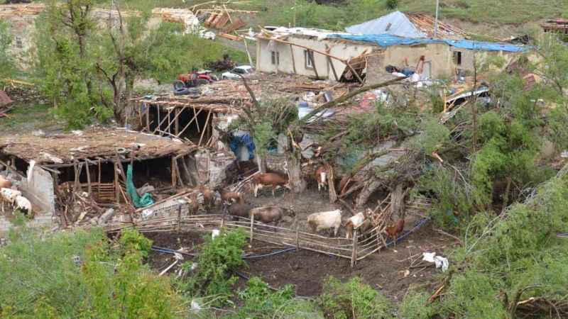 Kahramanmaraş’ta hortum yıktı geçti 