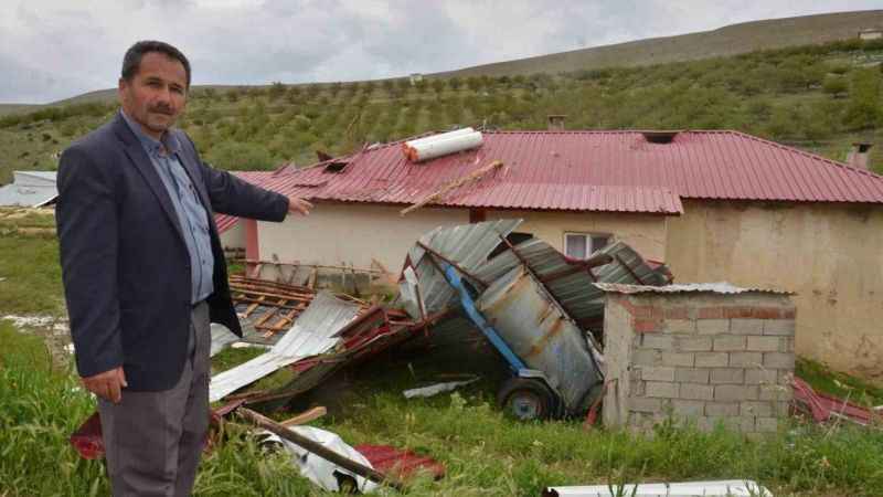 Kahramanmaraş’ta hortum yıktı geçti 