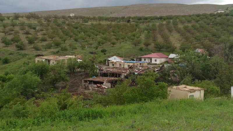 Kahramanmaraş’ta hortum yıktı geçti 