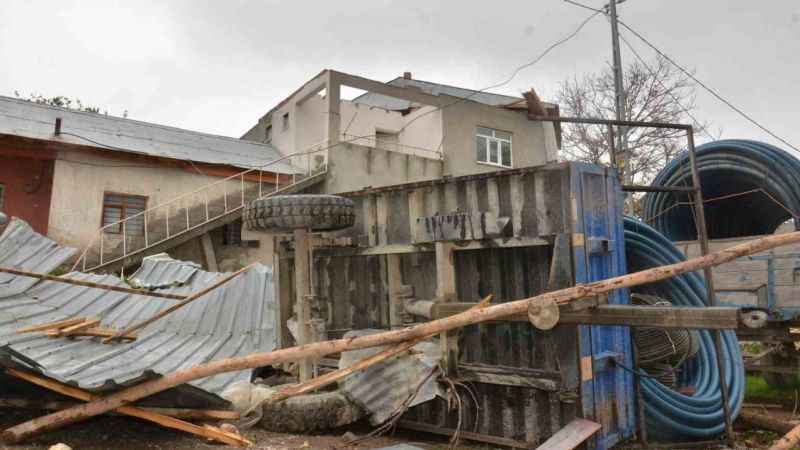 Kahramanmaraş’ta hortum yıktı geçti 