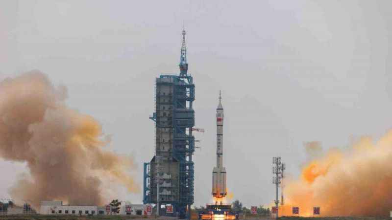 Çin, uzaya ilk sivil astronotu gönderdi