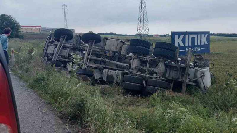 Silivri'de beton mikseri düz yolda devrildi: 1 ölü